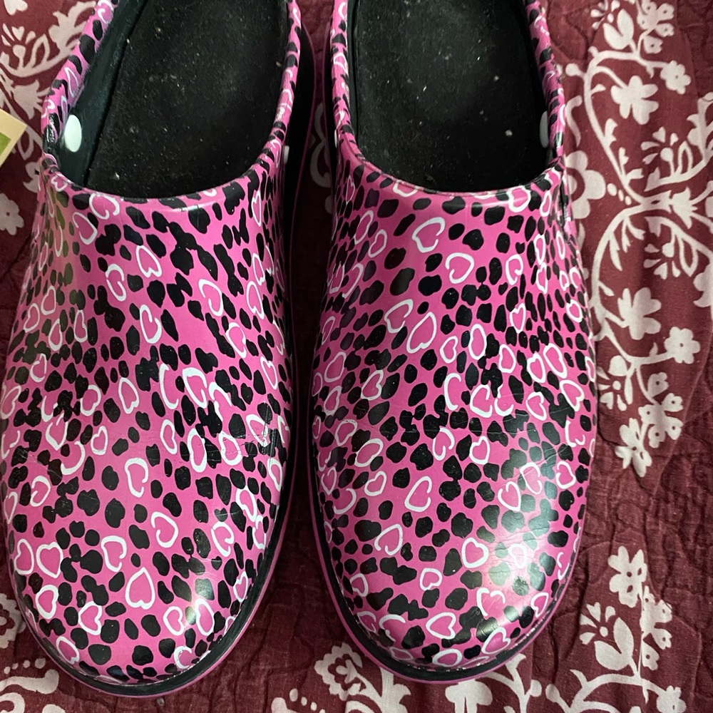 For my nurses and doctors. Comfortable nursing shoes